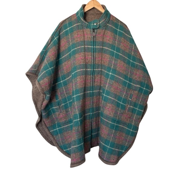 Vintage WOOLRICH WOMAN Wool Blend Plaid Zip up Reversible Cape/Poncho. One Size. - Picture 6 of 8